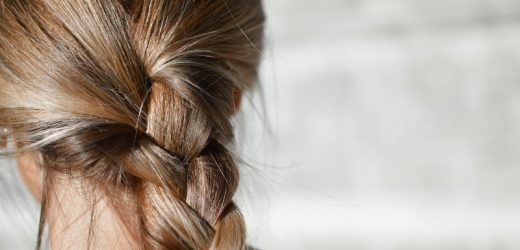 Jak dbać o włosy niskoporowate, aby zachowały swój blask?